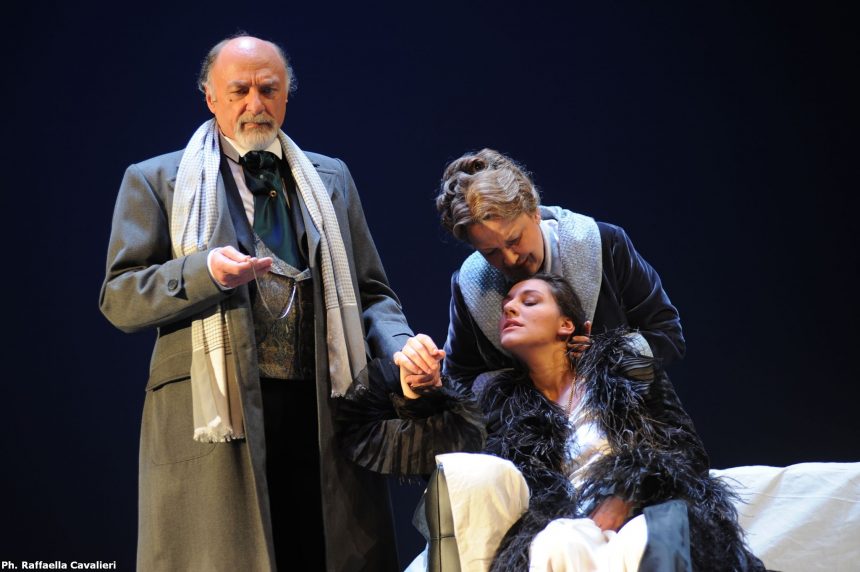 Ragionar cantando: la “Traviata” di Garella all’Arena del Sole